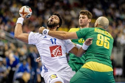 Sport Themen der Woche KW02 Sport Bilder des Tages Handball WM, Brasilien - Frankreich Deutschland vs Korea, Handball Weltmeisterschaft 2019, 10.01.2019 l-r: Timothey n Guessan (FRA 17), Haniel Langaro (BRA 37) und Gustavo Rodrigues (BRA 95) beim Spiel zwischen Brasilien und Frankreich bei der Handball Weltmeisterschaft in Berlin am 11.01.2019, , Berlin BER Germany Mercedes-Benz-Arena