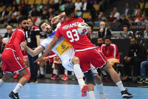 Handball WM, Bahrain - Spanien Raul RODRIGUEZ ENTRERRIOS (ESP), Aktion,Zweikampf,Wurf gegen Mohamed HABID (BRN), Vorrunde Gruppe B, Bahrain (BRN)-Spanien (ESP), am 11.01.2019 in
