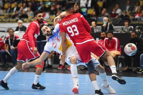 Handball WM, Bahrain - Spanien Raul RODRIGUEZ ENTRERRIOS (ESP), Aktion,Zweikampf,Wurf gegen Mohamed HABID (BRN), Vorrunde Gruppe B, Bahrain (BRN)-Spanien (ESP), am 11.01.2019 in