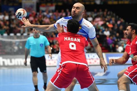 Handball WM, Bahrain - Spanien Joan REIXACH CANELLAS (ESP). Aktion,Zweikampf gegen Hasan AL SAMAHIJI (BRN). Vorrunde Gruppe B, Bahrain (BRN)-Spanien (ESP), am 11.01.2019 in