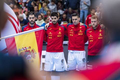 Handball WM, Bahrain - Spanien Muenchen, Deutschland 11. Januar 2019: WM 2019 Männer - Gruppe B - Bahrain vs. Spanien die Mannschaft von Spanien bei der Nationalhymne Muenchen Olympiahalle Bayern Deutschland