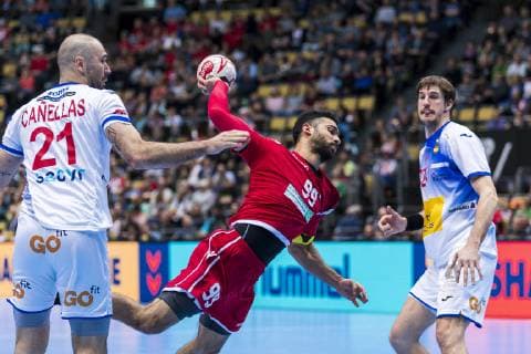 Handball WM, Bahrain - Spanien Muenchen, Deutschland 11. Januar 2019: WM 2019 Männer - Gruppe B - Bahrain vs. Spanien v.li. Joan Canellas (Spanien), Husain Alsayyad (Bahrain), Viran Morros de Argila (Spanien) Muenchen Olympiahalle Bayern Deutschland