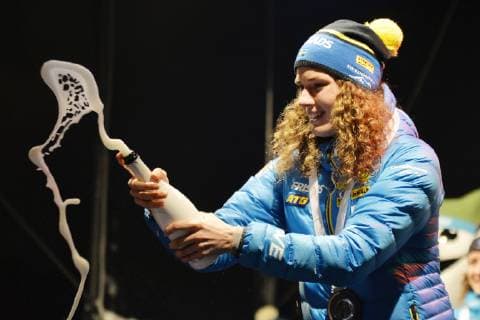 Siegerehrungen nach den Biathlon-Weltcup-Sprint-Rennen der Frauen (10.01.2019) und den -Sprint-Rennen der Männer (11.01.2019). Hanna Oeberg Öberg (SWE) feiert ihren dritten platz vom Frauen-Sprint auf der Siegerehrung mit einer Sektdusche. Oberhof Thüringen Deutschland