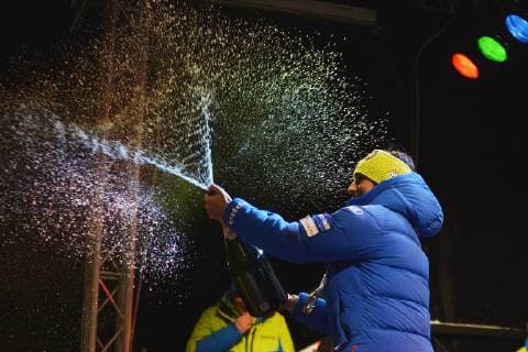Siegerehrungen nach den Biathlon-Weltcup-Sprint-Rennen der Frauen (10.01.2019) und den -Sprint-Rennen der Männer (11.01.2019). Lisa Vittozzi (ITA) feiert ihren ersten Weltcupsieg bei der Siegerehrung mit einer Sektdusche, sie sprüht den Sekt in Richtung der Zuschauer. Oberhof Thüringen Deutschland