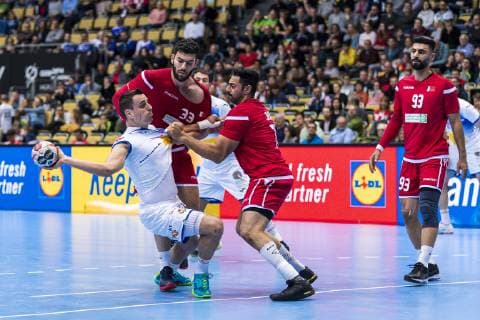Muenchen, Deutschland 11. Januar 2019: WM 2019 Männer - Gruppe B - Bahrain vs. Spanien v.li. Adrian Figueras (Spanien), Hasan Madan (Bahrain), Jasmin Alsalatna (Bahrain) Muenchen Olympiahalle Bayern Deutschland