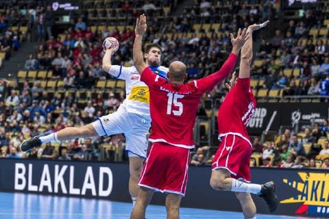 Muenchen, Deutschland 11. Januar 2019: WM 2019 Männer - Gruppe B - Bahrain vs. Spanien v.li. Daniel Dujshebaev (Spanien), Mohamed Abdulredha (Bahrain), Jasmin Alsalatna (Bahrain) Muenchen Olympiahalle Bayern Deutschland
