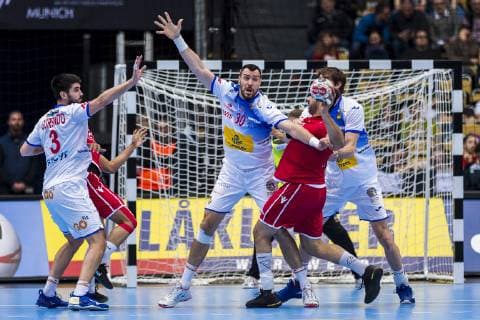 Muenchen, Deutschland 11. Januar 2019: WM 2019 Männer - Gruppe B - Bahrain vs. Spanien v.li. Eduardo Gurbindo (Spanien), Gedeon Guardiola (Spanien Rhein-Neckar Loewen), Jasmin Alsalatna (Bahrain) Muenchen Olympiahalle Bayern Deutschland