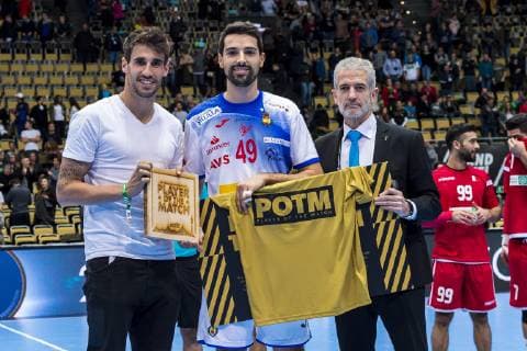 Muenchen, Deutschland 11. Januar 2019: WM 2019 Männer - Gruppe B - Bahrain vs. Spanien v.li. Player of the Match, Javi Martinez (FC Bayern München), Ferran Sole (Spanien) Muenchen Olympiahalle Bayern Deutschland
