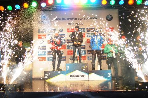 Siegerehrungen nach den Biathlon-Weltcup-Sprint-Rennen der Frauen (10.01.2019) und den -Sprint-Rennen der Männer (11.01.2019). Feuerwerk und Sektdusche bei der Siegerehrung der Männer mit Alexander Lginow (RUS Mitte), Johannes Thingnes Bö (NOR li.), Sebastian Samuelsson (SWE re.). Bö hat seine Sektflasche geöffnet und sprüht sie ins Publikum. Oberhof Thüringen Deutschland