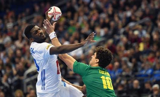 Dika Mem (FRA) beim Wurf, rechts Jose Toledo (BRA) Brasilien-Frankreich Brasilia-France IHF Handball Weltmeisterschaft 2019, Hanball World Championship WM Weltmeisterschaft 2019, Herren, Männer, Maenner, men, Handball, Deutschland, Germany, Vorrunde, Gruppe A, group A Berlin, 11.1.2019