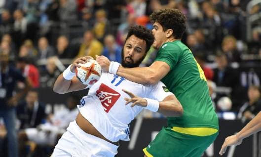 Timothey N Guessan (FRA) mit Ball, rechts Jose Toledo (BRA) Brasilien-Frankreich Brasilia-France IHF Handball Weltmeisterschaft 2019, Hanball World Championship WM Weltmeisterschaft 2019, Herren, Männer, Maenner, men, Handball, Deutschland, Germany, Vorrunde, Gruppe A, group A Berlin, 11.1.2019