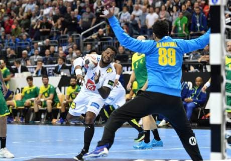 Cedric Sorhaindo (FRA) beim Wurf, vorne Cesar Augusto Almeida (BRA) Brasilien-Frankreich Brasilia-France IHF Handball Weltmeisterschaft 2019, Hanball World Championship WM Weltmeisterschaft 2019, Herren, Männer, Maenner, men, Handball, Deutschland, Germany, Vorrunde, Gruppe A, group A Berlin, 11.1.2019