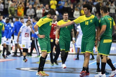 Felipe Borges (BRA), links, enttäuscht nach dem Spiel, rechts Thiagus Petrus Santos (BRA) und Guilherme Valadao (BRA) Brasilien-Frankreich Brasilia-France IHF Handball Weltmeisterschaft 2019, Hanball World Championship WM Weltmeisterschaft 2019, Herren, Männer, Maenner, men, Handball, Deutschland, Germany, Vorrunde, Gruppe A, group A Berlin, 11.1.2019