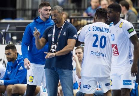 Cheftrainer Didier Dinart (FRA) mit Ludovic Fabregas (23 FRA), Cedric Sorhaindo (20 FRA) und Dika Mem (10 FRA) Vorrundenspiel - Gruppe A: Brasilien - Frankreich in der Mercedes-Benz Arena in Berlin, Deutschland am 11.01.2019. IHF - Handball Weltmeisterschaft der Maenner in Deutschland und Daenemark 2019,