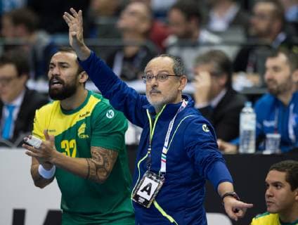 vl: Cleryston Novais (32 BRA) und Cheftrainer Washigton (BRA) Vorrundenspiel - Gruppe A: Brasilien - Frankreich in der Mercedes-Benz Arena in Berlin, Deutschland am 11.01.2019. IHF - Handball Weltmeisterschaft der Maenner in Deutschland und Daenemark 2019,