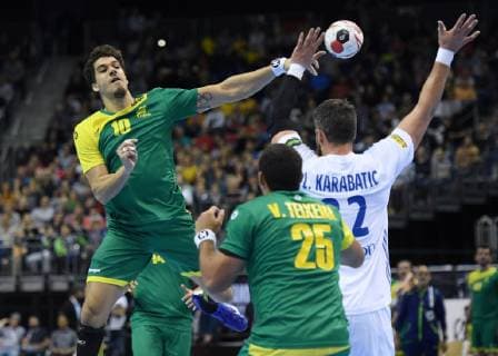 vl: Jose Toledo (10 BRA), Viniccius Teixeira (25 BRA) und Luka Karabatic (22 FRA) Vorrundenspiel - Gruppe A: Brasilien - Frankreich in der Mercedes-Benz Arena in Berlin, Deutschland am 11.01.2019. IHF - Handball Weltmeisterschaft der Maenner in Deutschland und Daenemark 2019,