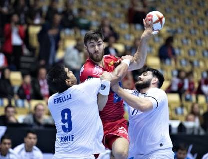 Handball WM, Österreich - Chile Boris Zivkovic of Austria (C) is caught betwen Javier Frelijj of Chile and Victor Donoso of Chile during the men s IHF Handball World Championship WM Weltmeisterschaft Group C match between Austria and Chile in Herning, Denmark, Saturday, Jan. 12, 2019. , Herning Jylland Denmark Copyright: HenningxBagger HenningxBaggerx COP107 spdk20190112-154754-L