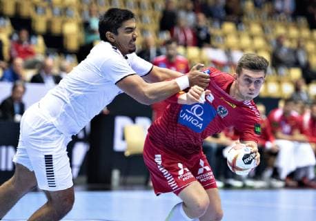 Handball WM, Österreich - Chile Nikola Bilyk of Austria (R) and Javier Frelijj of Chile during the men s IHF Handball World Championship WM Weltmeisterschaft Group C match between Austria and Chile in Herning, Denmark, Saturday, Jan. 12, 2019. , Herning Jylland Denmark Copyright: HenningxBagger HenningxBaggerx COP107 spdk20190112-154837-L