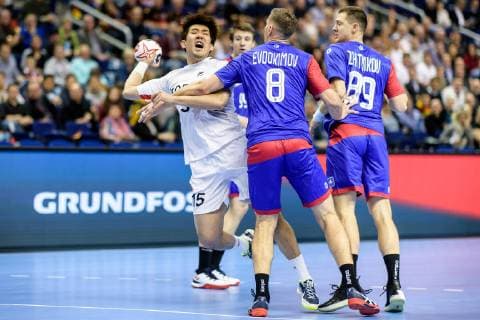 Handball WM, Russland - Korea Russland vs Korea, Handball Weltmeisterschaft 2019, 12.01.2019 l-r: Dongmyung Kim (COR 15), Egor Evdokimov (RUS 8) und Dmitrii Zhitnikov (RUS 89) beim Spiel zwischen Russland und Korea bei der Handball Weltmeisterschaft in Berlin am 12.01.2019, , Berlin BER Germany Mercedes-Benz-Arena