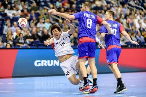 Handball WM, Russland - Korea Russland vs Korea, Handball Weltmeisterschaft 2019, 12.01.2019 l-r: Dongmyung Kim (COR 15), Egor Evdokimov (RUS 8) und Dmitrii Zhitnikov (RUS 89) beim Spiel zwischen Russland und Korea bei der Handball Weltmeisterschaft in Berlin am 12.01.2019, , Berlin BER Germany Mercedes-Benz-Arena