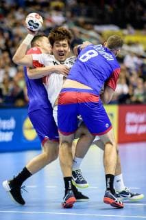 Handball WM, Russland - Korea Russland vs Korea, Handball Weltmeisterschaft 2019, 12.01.2019 l-r: Dmitrii Zhitnikov (RUS 89), Dongmyung Kim (COR 15) und Egor Evdokimov (RUS 8) beim Spiel zwischen Russland und Korea bei der Handball Weltmeisterschaft in Berlin am 12.01.2019, , Berlin BER Germany Mercedes-Benz-Arena