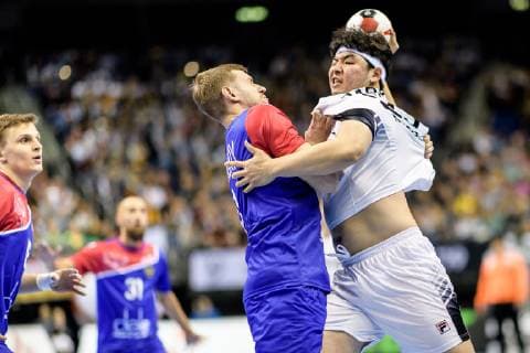 Handball WM, Russland - Korea Russland vs Korea, Handball Weltmeisterschaft 2019, 12.01.2019 Kwangsoon Park (COR 23) gegen Alexander Shkurinskiy (RUS 9) beim Spiel zwischen Russland und Korea bei der Handball Weltmeisterschaft in Berlin am 12.01.2019, , Berlin BER Germany Mercedes-Benz-Arena