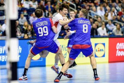 Handball WM, Russland - Korea Russland vs Korea, Handball Weltmeisterschaft 2019, 12.01.2019 l-r: Sergei Mark Kosorotov (RUS 99), Taehun Jo (COR 9) und Egor Evdokimov (RUS 8) beim Spiel zwischen Russland und Korea bei der Handball Weltmeisterschaft in Berlin am 12.01.2019, , Berlin BER Germany Mercedes-Benz-Arena