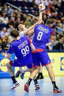Handball WM, Russland - Korea Russland vs Korea, Handball Weltmeisterschaft 2019, 12.01.2019 l-r: Sergei Mark Kosorotov (RUS 99), Taehun Jo (COR 9) und Egor Evdokimov (RUS 8) beim Spiel zwischen Russland und Korea bei der Handball Weltmeisterschaft in Berlin am 12.01.2019, , Berlin BER Germany Mercedes-Benz-Arena