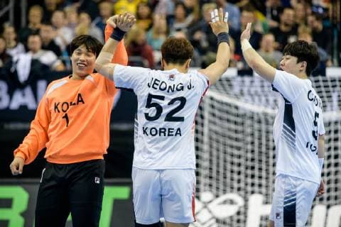 Handball WM, Russland - Korea Russland vs Korea, Handball Weltmeisterschaft 2019, 12.01.2019 l-r: Jaeyong Park (COR 1), Jaewan Jeong (COR 52) und Beom-Mun Choi (COR 5) beim Spiel zwischen Russland und Korea bei der Handball Weltmeisterschaft in Berlin am 12.01.2019, , Berlin BER Germany Mercedes-Benz-Arena