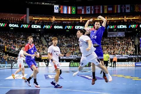 Handball WM, Russland - Korea Russland vs Korea, Handball Weltmeisterschaft 2019, 12.01.2019 l-r: Sergei Mark Kosorotov (RUS 99), Jaewan Jeong (COR 52), Kwangsoon Park (COR 23) und Gleb Kalarash (RUS 21) beim Spiel zwischen Russland und Korea bei der Handball Weltmeisterschaft in Berlin am 12.01.2019, , Berlin BER Germany Mercedes-Benz-Arena