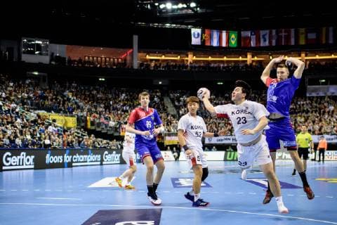 Handball WM, Russland - Korea Russland vs Korea, Handball Weltmeisterschaft 2019, 12.01.2019 l-r: Sergei Mark Kosorotov (RUS 99), Jaewan Jeong (COR 52), Kwangsoon Park (COR 23) und Gleb Kalarash (RUS 21) beim Spiel zwischen Russland und Korea bei der Handball Weltmeisterschaft in Berlin am 12.01.2019, , Berlin BER Germany Mercedes-Benz-Arena