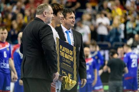Handball WM, Russland - Korea Russland vs Korea, Handball Weltmeisterschaft 2019, 12.01.2019 Dongmyung Kim (COR 15) wird zum Spieler des Spiels gewählt nach dem Spiel zwischen Russland und Korea bei der Handball Weltmeisterschaft in Berlin am 12.01.2019, , Berlin BER Germany Mercedes-Benz-Arena