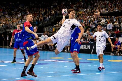 Berlin, 12. Januar 2019 - Handball, IHF Men s World Championship WM Weltmeisterschaft 2019, Russland - Korea: Gleb Kalarasch (Russland, 21), Dongmyung Kim (Korea, 15)