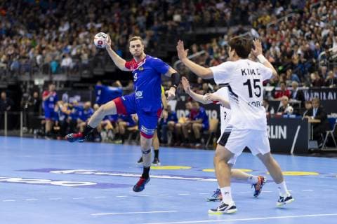 Alexander Shkurinskiy (Nr. 9, Russland) gegen Taehun Jo (Nr. 9, Korea) und Dongmyung Kim (Nr. 15, Korea). Russland vs. Korea, Vorrunde, Handball, IHF Handball Weltmeisterschaft, 12.01.19 Berlin Berlin Germany Mercedes-Benz-Arena Copyright: xAgentur54Gradx xFelixxKoenigx