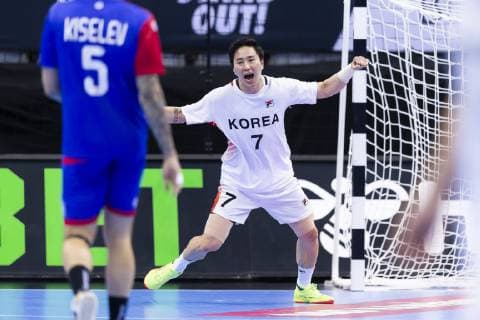 Suyoung Jung (Nr. 7, Korea) freut sich über ein Tor gegen Victor Kireev (Nr. 87, Russland). Russland vs. Korea, Vorrunde, Handball, IHF Handball Weltmeisterschaft, 12.01.19 Berlin Berlin Germany Mercedes-Benz-Arena Copyright: xAgentur54Gradx xFelixxKoenigx