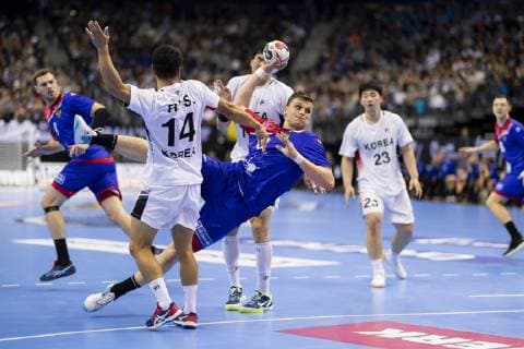 Sergey Gorpishin (Nr. 18, Russland) gegen Song Jin Ri (Nr. 14, Korea) und Suyoung Jung (Nr. 7, Korea). Russland vs. Korea, Vorrunde, Handball, IHF Handball Weltmeisterschaft, 12.01.19 Berlin Berlin Germany Mercedes-Benz-Arena Copyright: xAgentur54Gradx xFelixxKoenigx