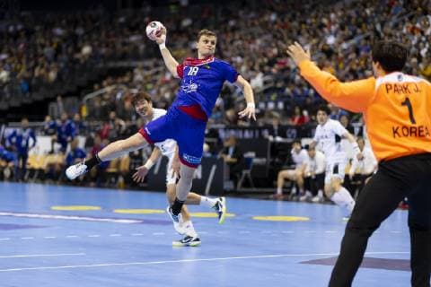 Sergey Gorpishin (Nr. 18, Russland) gegen Jaeyong Park (Nr. 1, Korea). Russland vs. Korea, Vorrunde, Handball, IHF Handball Weltmeisterschaft, 12.01.19 Berlin Berlin Germany Mercedes-Benz-Arena Copyright: xAgentur54Gradx xFelixxKoenigx