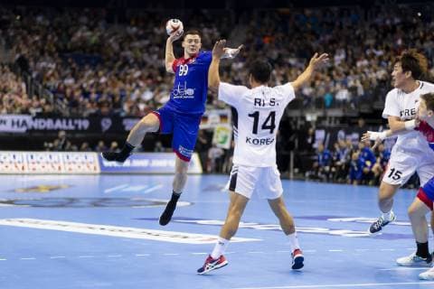 Dmitrii Zhitnikov (Nr. 89, Russland) gegen Song Jin Ri (Nr. 14, Korea). Russland vs. Korea, Vorrunde, Handball, IHF Handball Weltmeisterschaft, 12.01.19 Berlin Berlin Germany Mercedes-Benz-Arena Copyright: xAgentur54Gradx xFelixxKoenigx