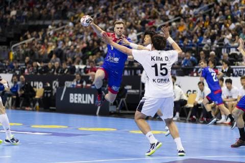 Alexander Shkurinskiy (Nr. 9, Russland) gegen Dongmyung Kim (Nr. 15, Korea). Russland vs. Korea, Vorrunde, Handball, IHF Handball Weltmeisterschaft, 12.01.19 Berlin Berlin Germany Mercedes-Benz-Arena Copyright: xAgentur54Gradx xFelixxKoenigx