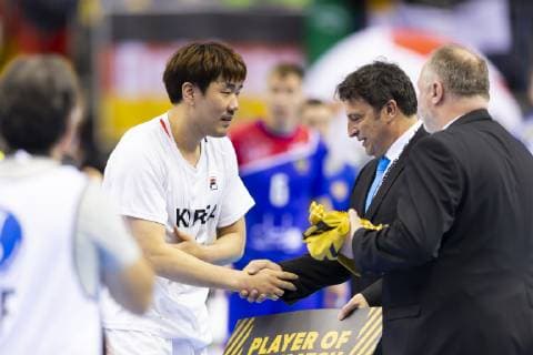 Dongmyung Kim (Nr. 15, Korea) wird zum Player of the Match (PotM) gewaehlt. Russland vs. Korea, Vorrunde, Handball, IHF Handball Weltmeisterschaft, 12.01.19 Berlin Berlin Germany Mercedes-Benz-Arena Copyright: xAgentur54Gradx xFelixxKoenigx