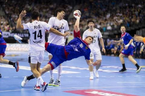 Sergey Gorpishin (Nr. 18, Russland) gegen Song Jin Ri (Nr. 14, Korea) und Suyoung Jung (Nr. 7, Korea). Russland vs. Korea, Vorrunde, Handball, IHF Handball Weltmeisterschaft, 12.01.19 Berlin Berlin Germany Mercedes-Benz-Arena Copyright: xAgentur54Gradx xFelixxKoenigx