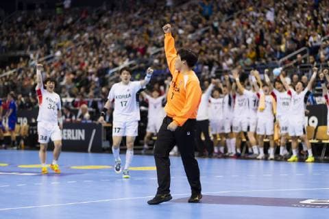 Sport Bilder des Tages Jeongu Kang (Nr. 34, Korea), Seungdo Na (Nr. 17, Korea), Jaeyong Park (Nr. 1, Korea) und die Koreanische Mannschaft freuen sich über ein Tor des Torwarts. Russland vs. Korea, Vorrunde, Handball, IHF Handball Weltmeisterschaft, 12.01.19 Berlin Berlin Germany Mercedes-Benz-Arena Copyright: xAgentur54Gradx xFelixxKoenigx