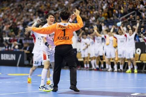 Jeongu Kang (Nr. 34, Korea), Seungdo Na (Nr. 17, Korea), Jaeyong Park (Nr. 1, Korea) und die Koreanische Mannschaft freuen sich über ein Tor des Torwarts. Russland vs. Korea, Vorrunde, Handball, IHF Handball Weltmeisterschaft, 12.01.19 Berlin Berlin Germany Mercedes-Benz-Arena Copyright: xAgentur54Gradx xFelixxKoenigx