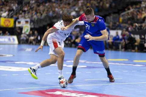 Gleb Kalarash (Nr. 21, Russland) gegen Dongmyung Kim (Nr. 15, Korea). Russland vs. Korea, Vorrunde, Handball, IHF Handball Weltmeisterschaft, 12.01.19 Berlin Berlin Germany Mercedes-Benz-Arena Copyright: xAgentur54Gradx xFelixxKoenigx