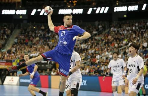 12.01.2019, Handball IHF Weltmeisterschaft Dänemark und Deutschland 2019, Vorrunde, Gruppe A, Russland - Korea, in der Mercedes-Benz Arena Berlin. Gleb Kalarash (Russland) beim Wurf