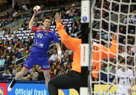 12.01.2019, Handball IHF Weltmeisterschaft Dänemark und Deutschland 2019, Vorrunde, Gruppe A, Russland - Korea, in der Mercedes-Benz Arena Berlin. (L-R) Sergei Mark Kosorotov (Russland) gegen Torwart Jaeyong Park (Korea)