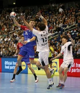 12.01.2019, Handball IHF Weltmeisterschaft Dänemark und Deutschland 2019, Vorrunde, Gruppe A, Russland - Korea, in der Mercedes-Benz Arena Berlin. (L-R) Dmitry Zhitnikov gegen Dongmyung Kim (Korea) , Taehun Jo (Korea)