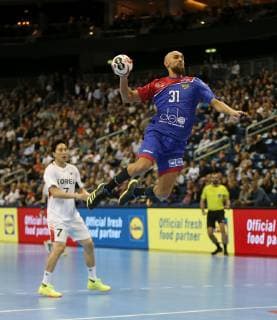12.01.2019, Handball IHF Weltmeisterschaft Dänemark und Deutschland 2019, Vorrunde, Gruppe A, Russland - Korea, in der Mercedes-Benz Arena Berlin. (L-R) Suyoung Jung (Korea) , Timur Dibirov (Russland)