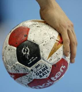 Sport Bilder des Tages 12.01.2019, Handball IHF Weltmeisterschaft Dänemark und Deutschland 2019, Vorrunde, Gruppe A, Russland - Korea, in der Mercedes-Benz Arena Berlin. Feature , Spielball und Hand
