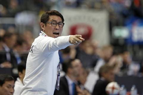 12.01.2019, Handball IHF Weltmeisterschaft Dänemark und Deutschland 2019, Vorrunde, Gruppe A, Russland - Korea, in der Mercedes-Benz Arena Berlin. Trainer Young Shin Cho (Korea)